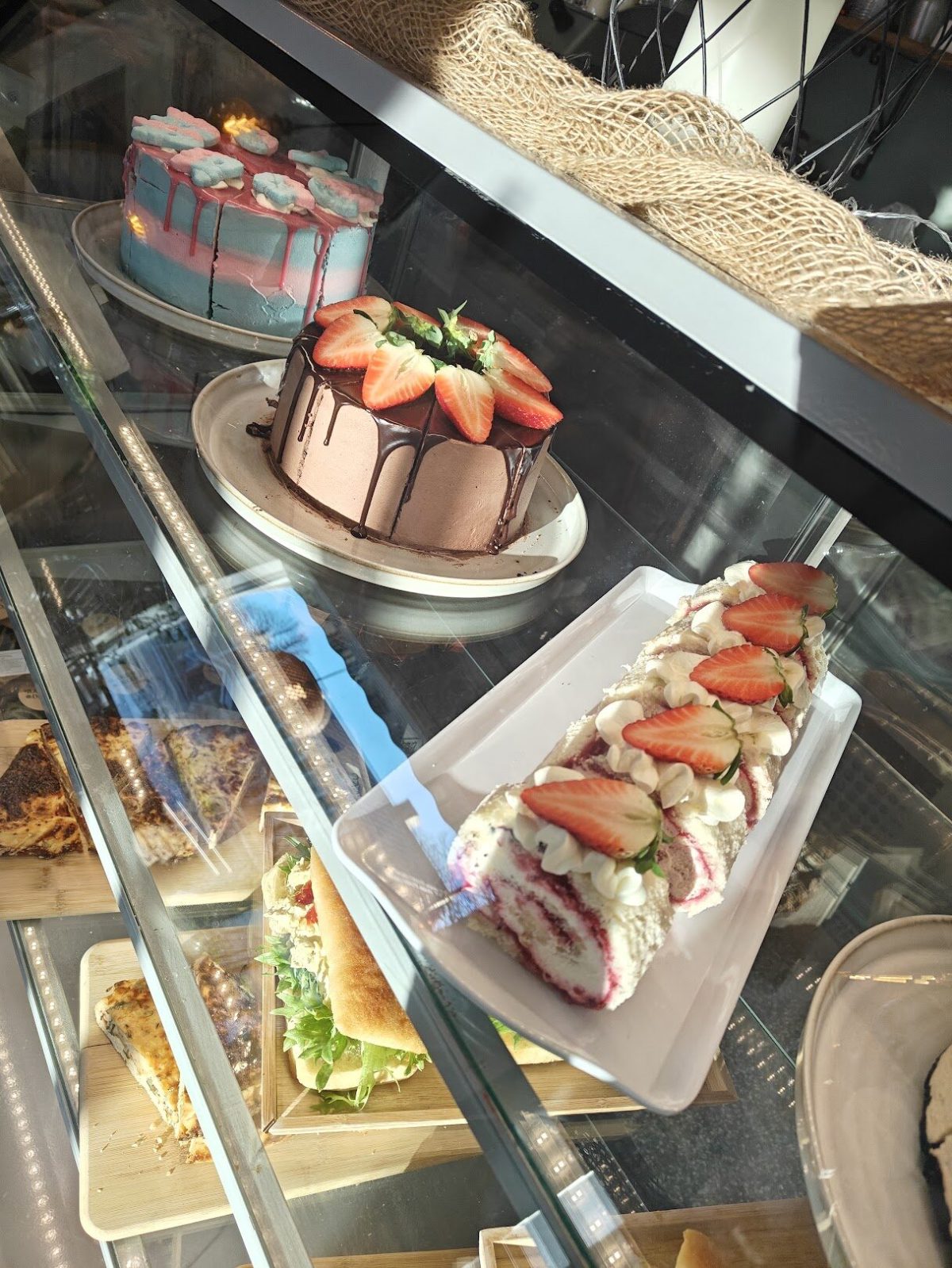 Runsas leivonnaisvitriini Bake'N Decor Cafessa Lohjan asemalla