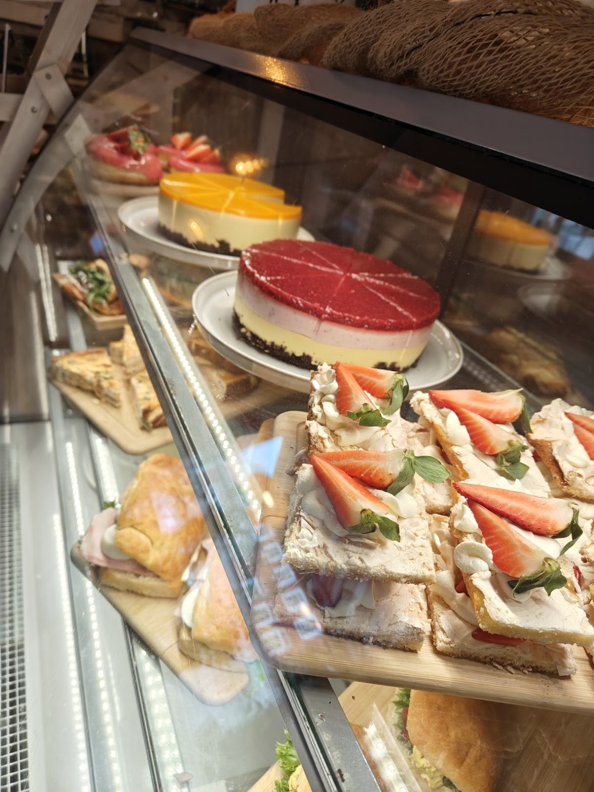 Bake'N Decor Cafen leivonnaisvitriini täynnä herkkuja