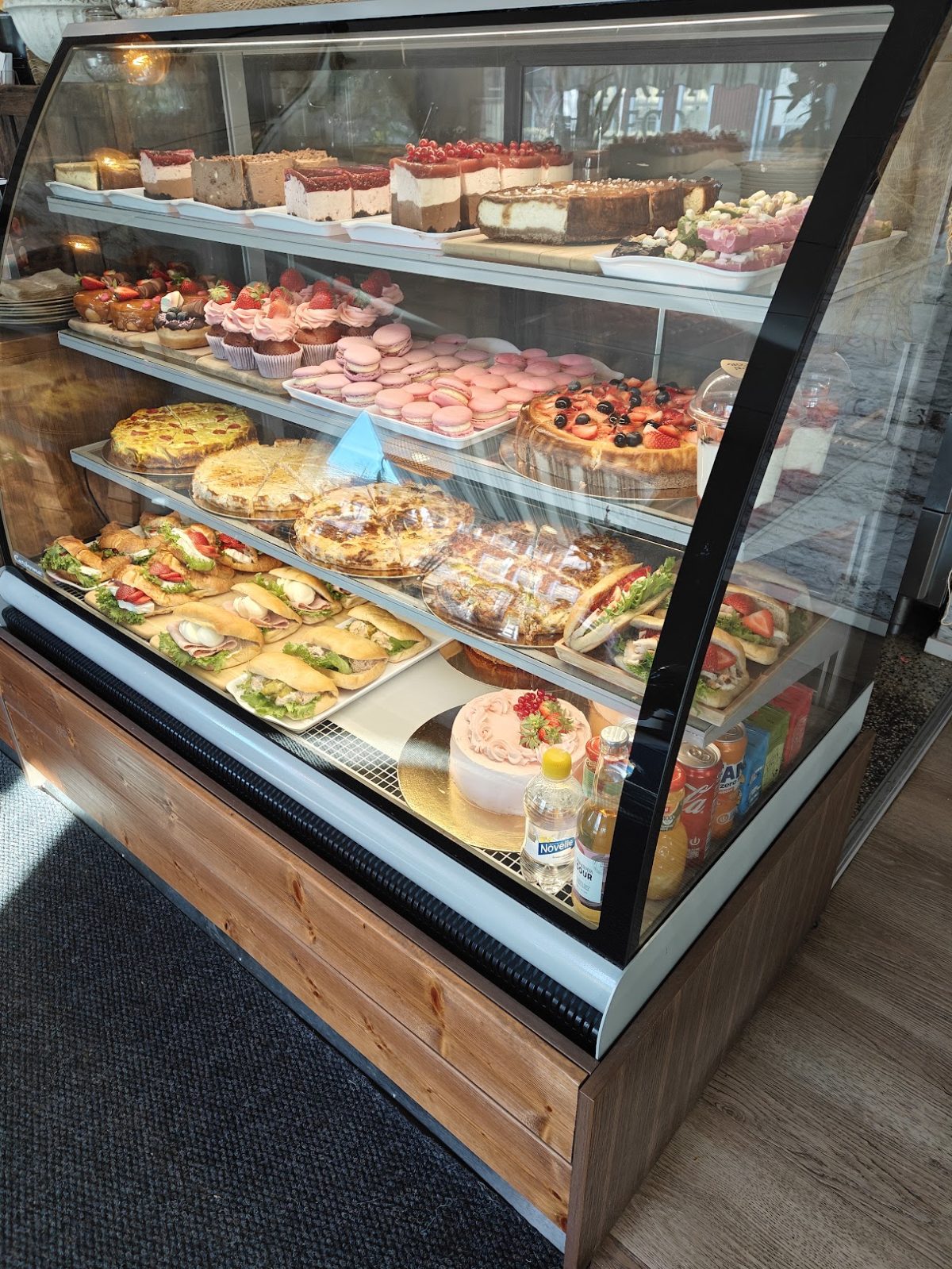 Bake'N Decor Cafen herkkuvitriini täynnä leivonnaisia
