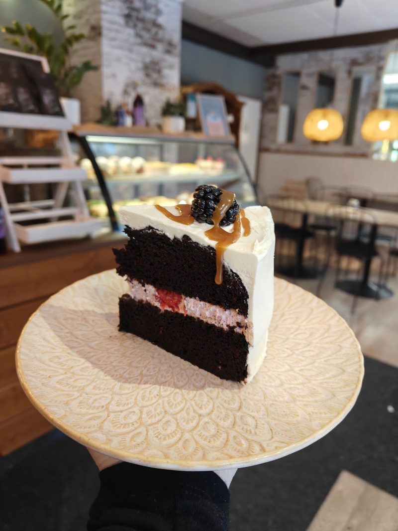 Herkullinen suklaakakkupala kahvin kera Bake'N Decor Cafen kahvilassa